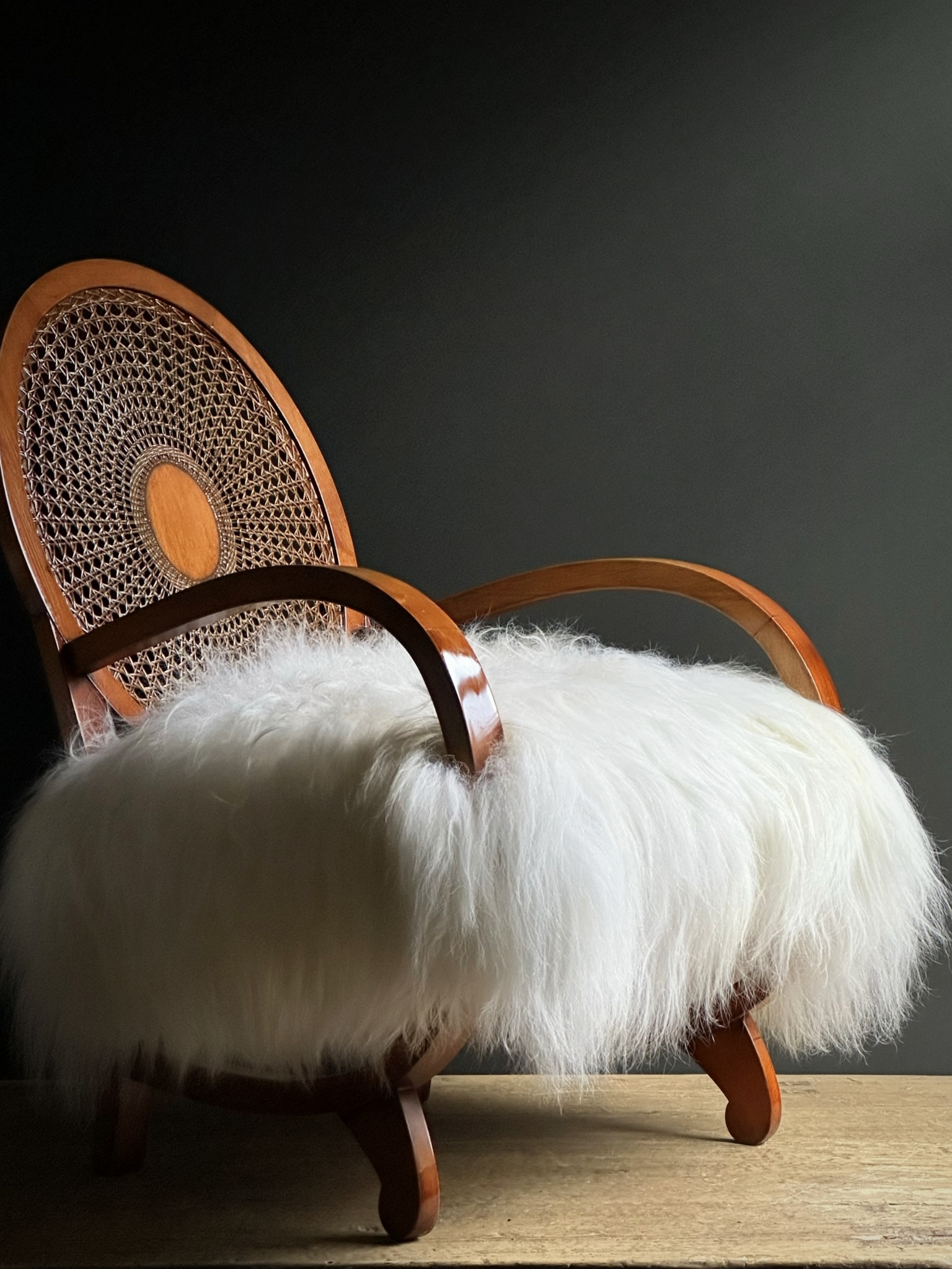 Set prachtige fauteuiltjes met IJslandse schapenvacht.