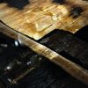 Gefossiliseerd houten bijzettafel Gefossiliseerd houten bijzettafel