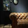 Design vitrine met kleurrijke vlinders