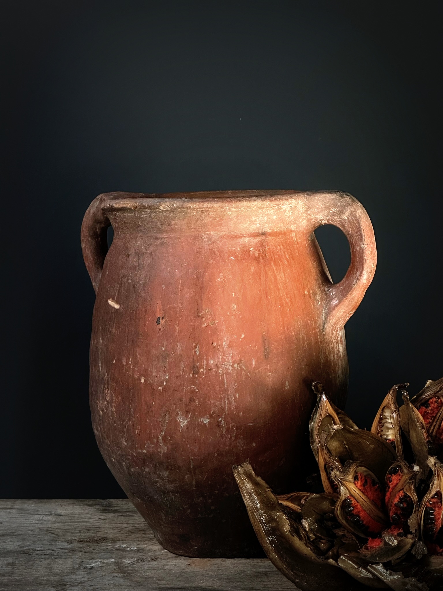 Antieke oker rode terracotta kruik