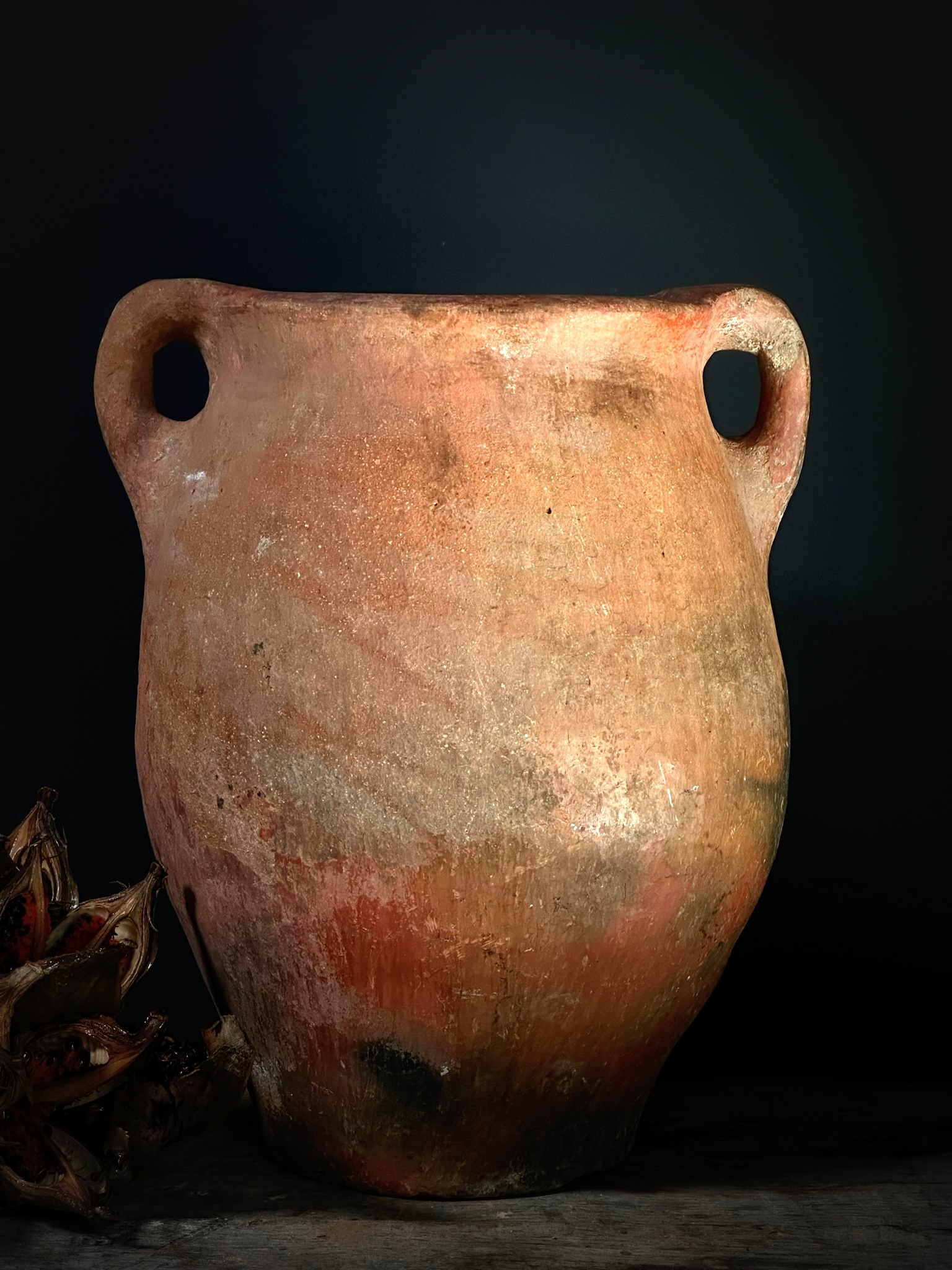 Antieke oker rode terracotta kruik