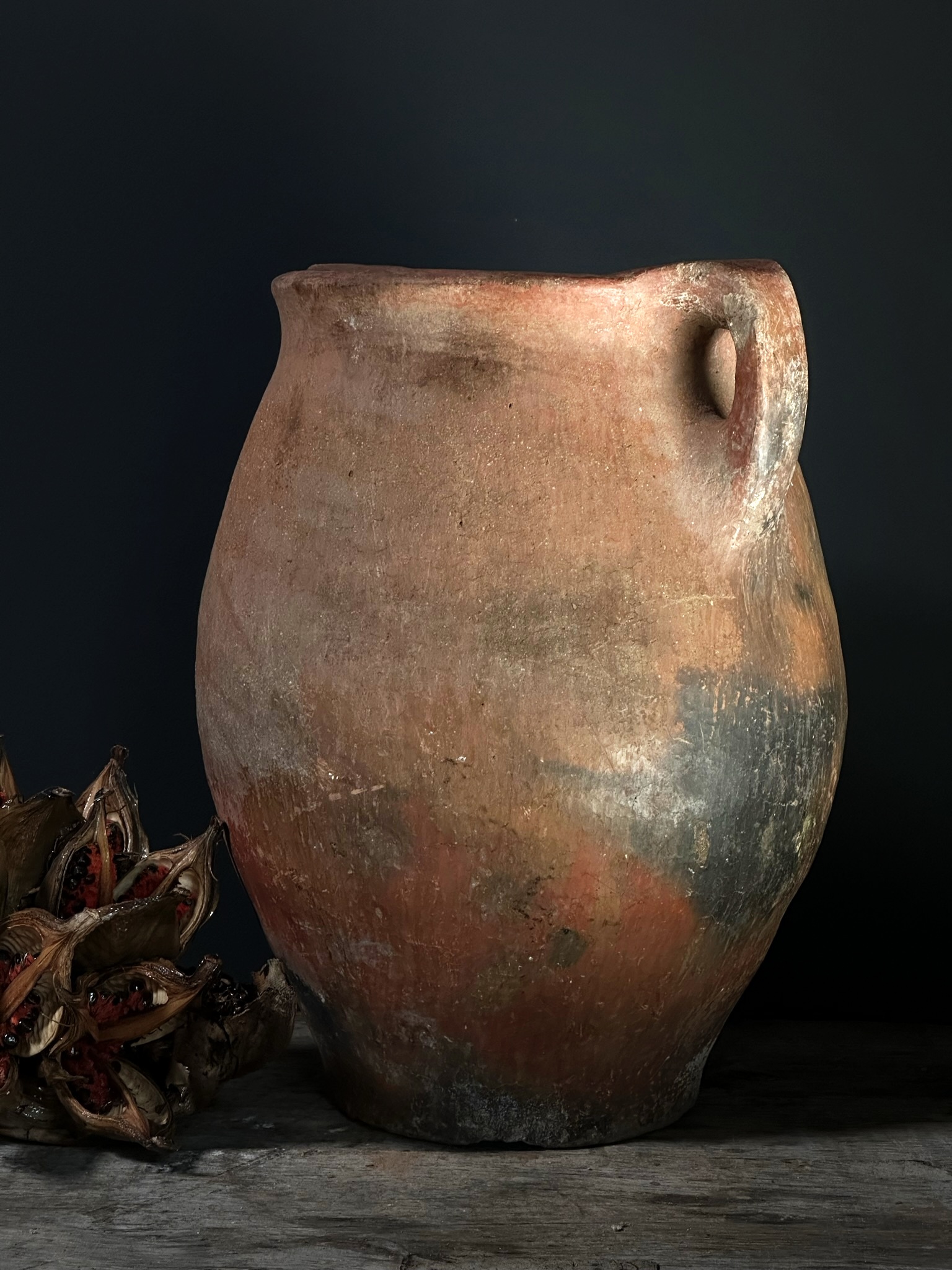 Antieke oker rode terracotta kruik