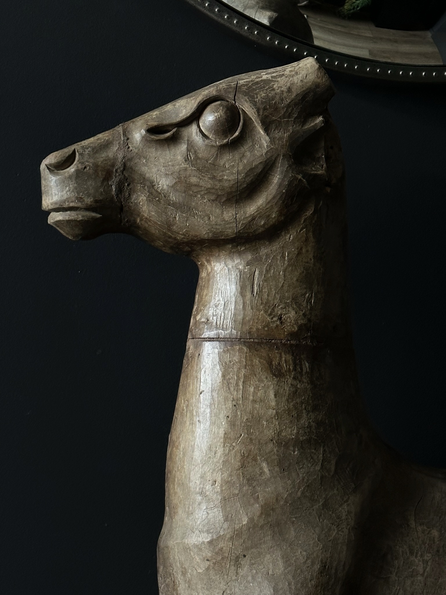 Handgesneden antiek houten hert op standaard