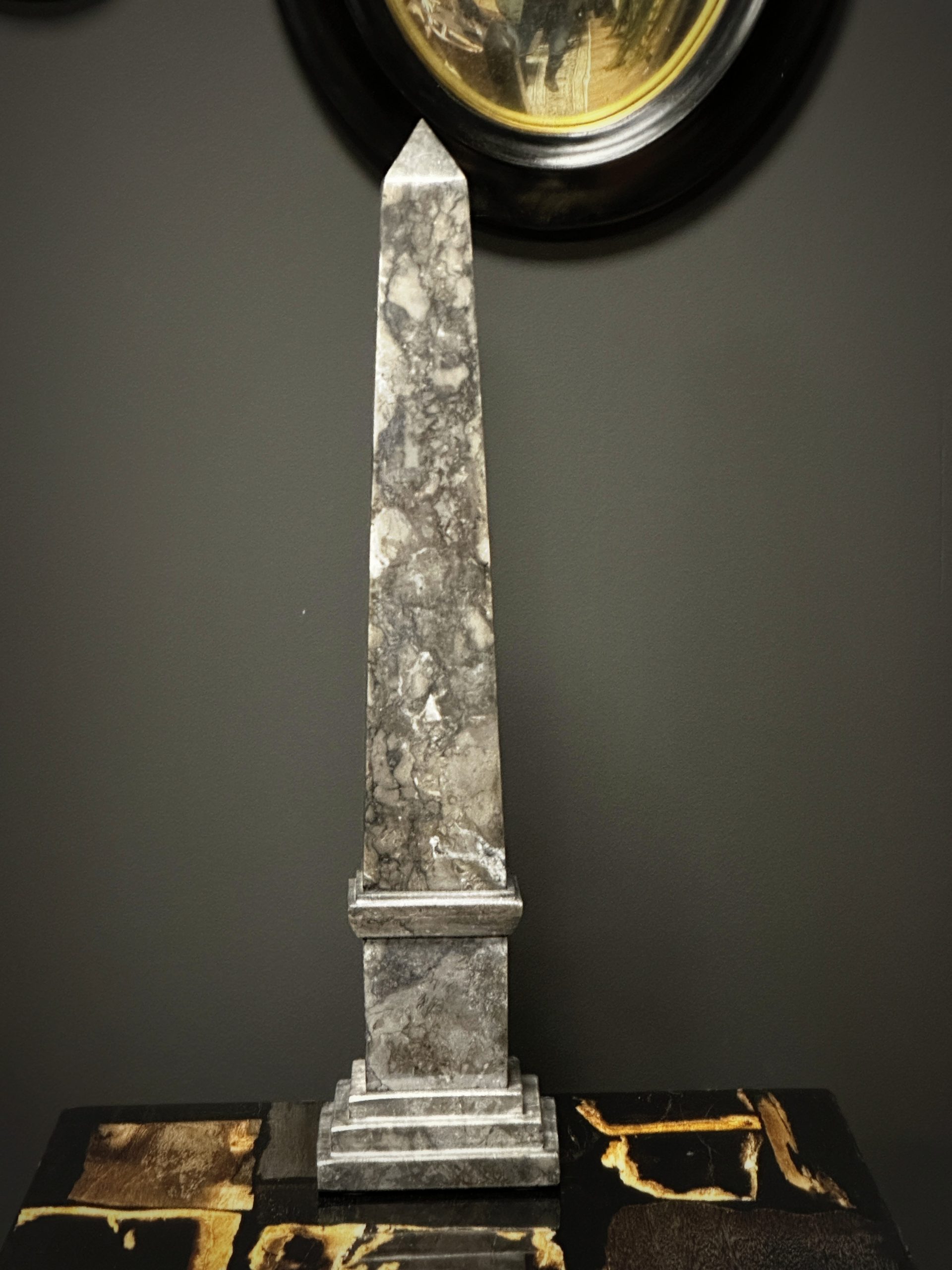 Grijs-zwarte marmeren obelisk (replica)