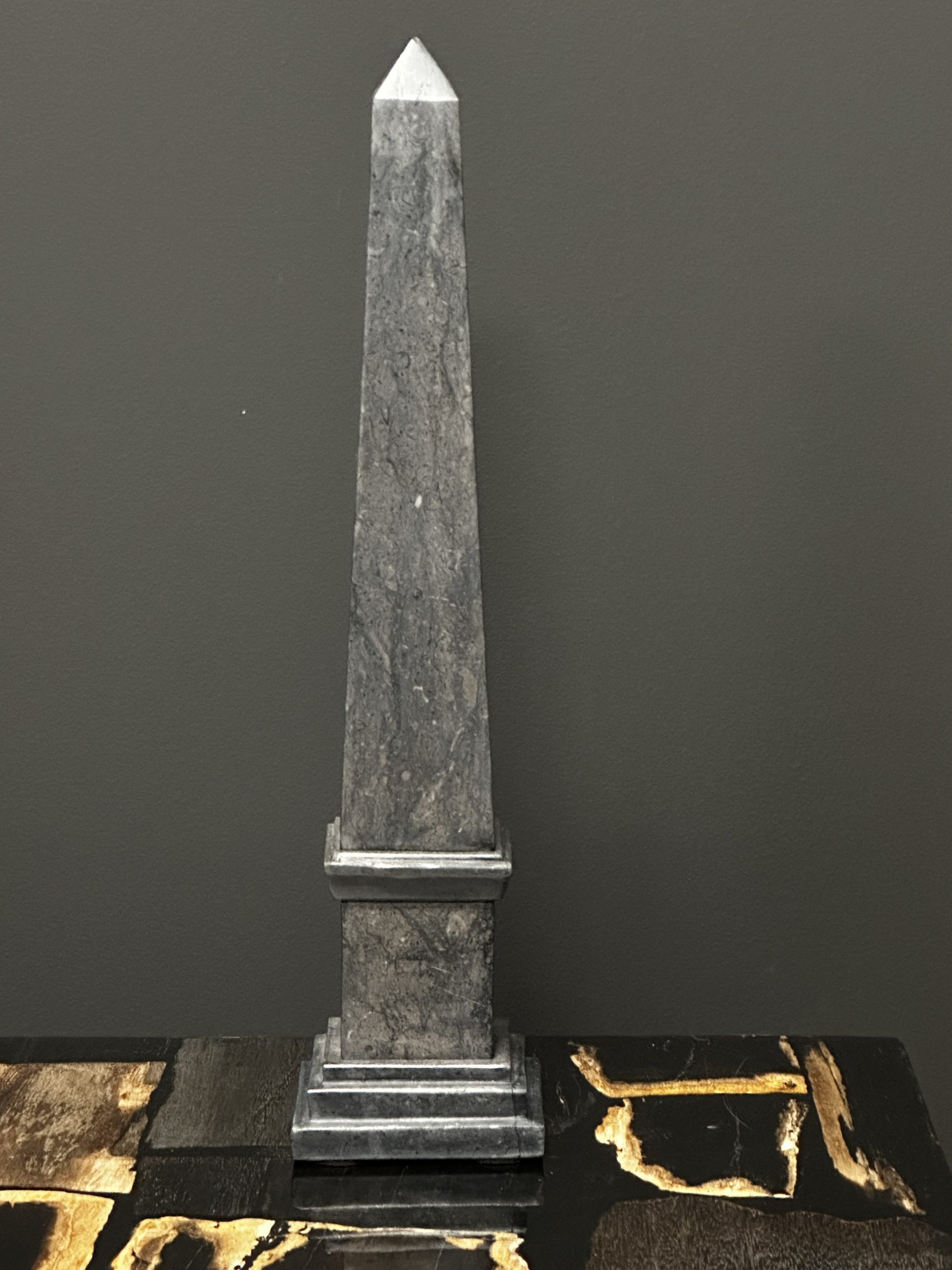 Grijs-zwarte marmeren obelisk (replica)