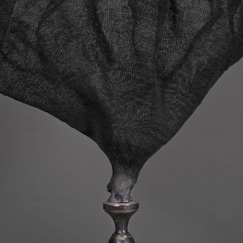 Zwarte zeewaaier op voet - XL (replica)