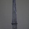 Grijs-zwarte marmeren obelisk (replica) Grijs-zwarte marmeren obelisk (replica)