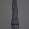 Grijs-zwarte marmeren obelisk (replica) Grijs-zwarte marmeren obelisk (replica)