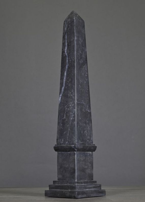 Grijs-zwarte marmeren obelisk (replica)