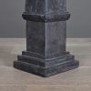 Grijs-zwarte marmeren obelisk (replica) Grijs-zwarte marmeren obelisk (replica)