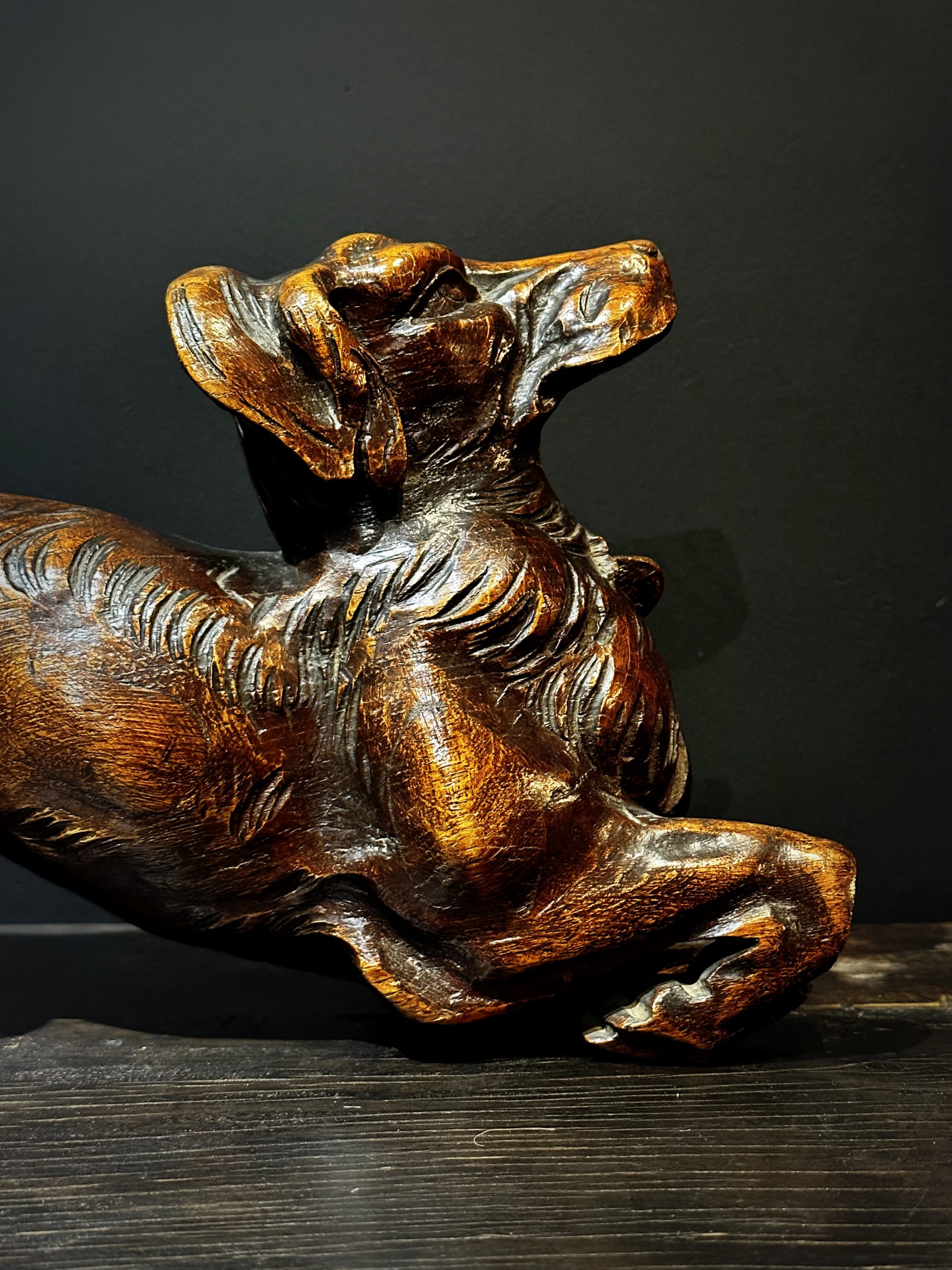 Antiek houten beeld hond