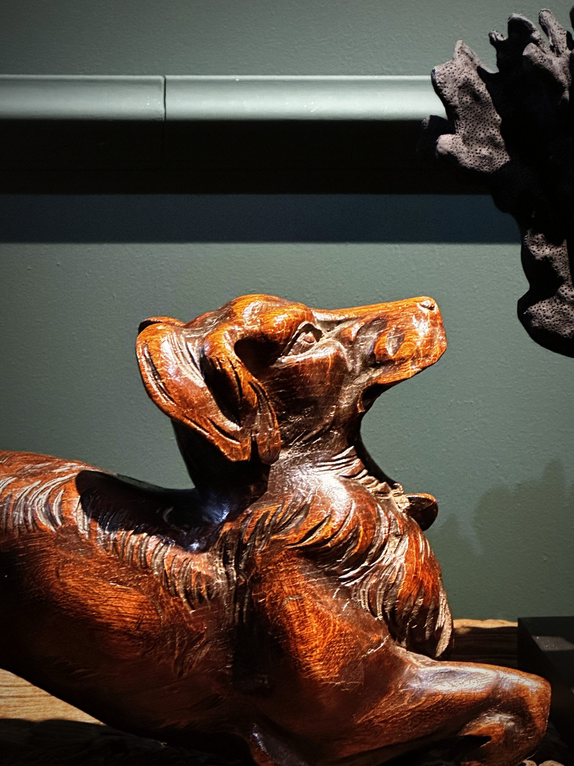 Antiek houten beeld hond