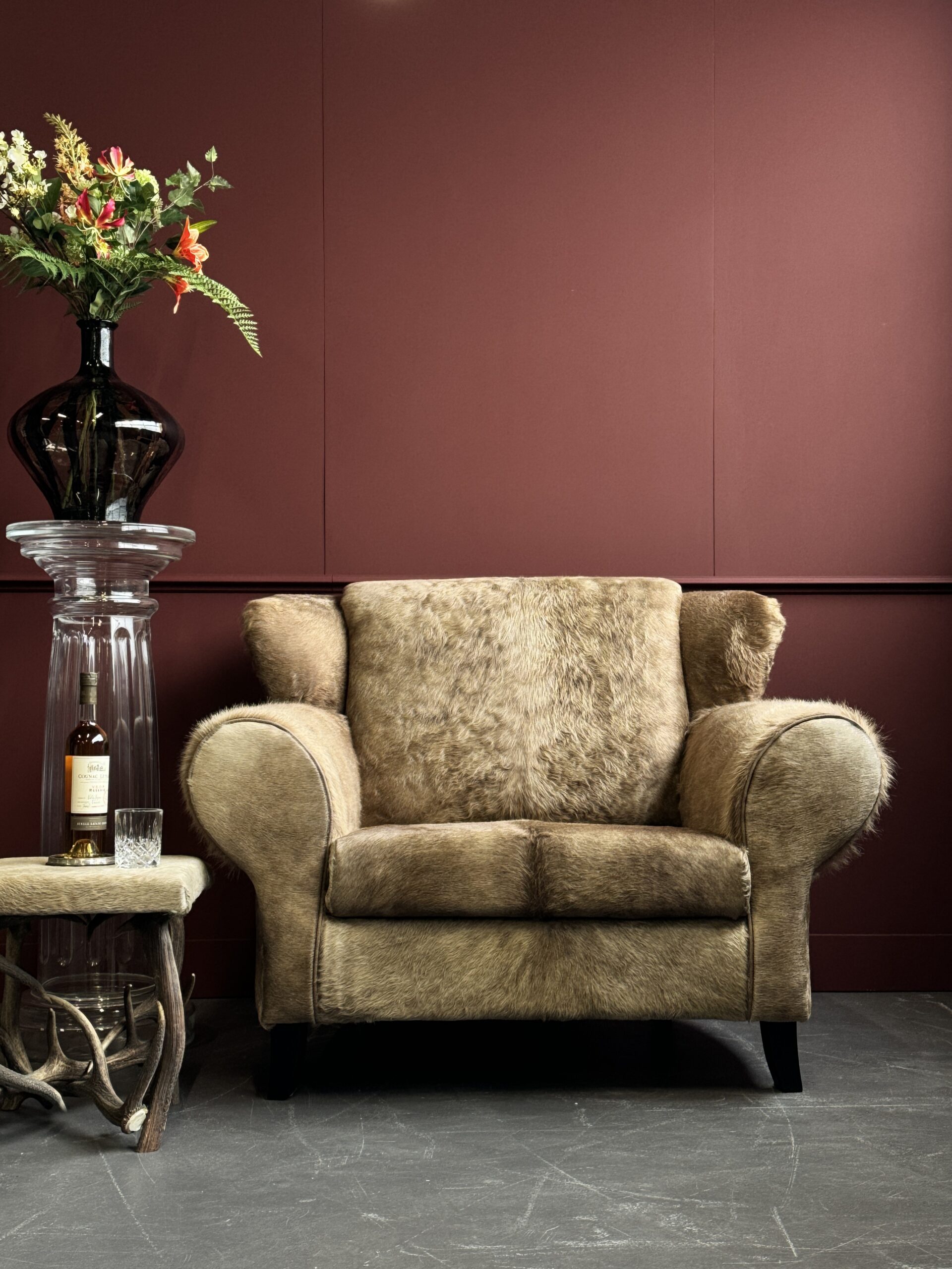 Robuuste loveseat in koeienhuid