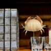 Krab op sokkel.