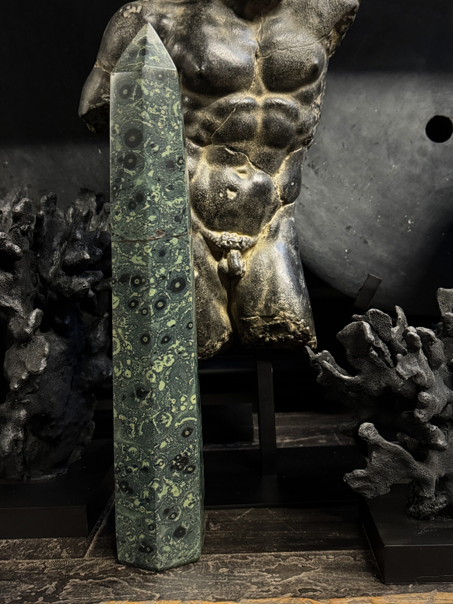 Natuurstenen obelisk Natuurstenen obelisk