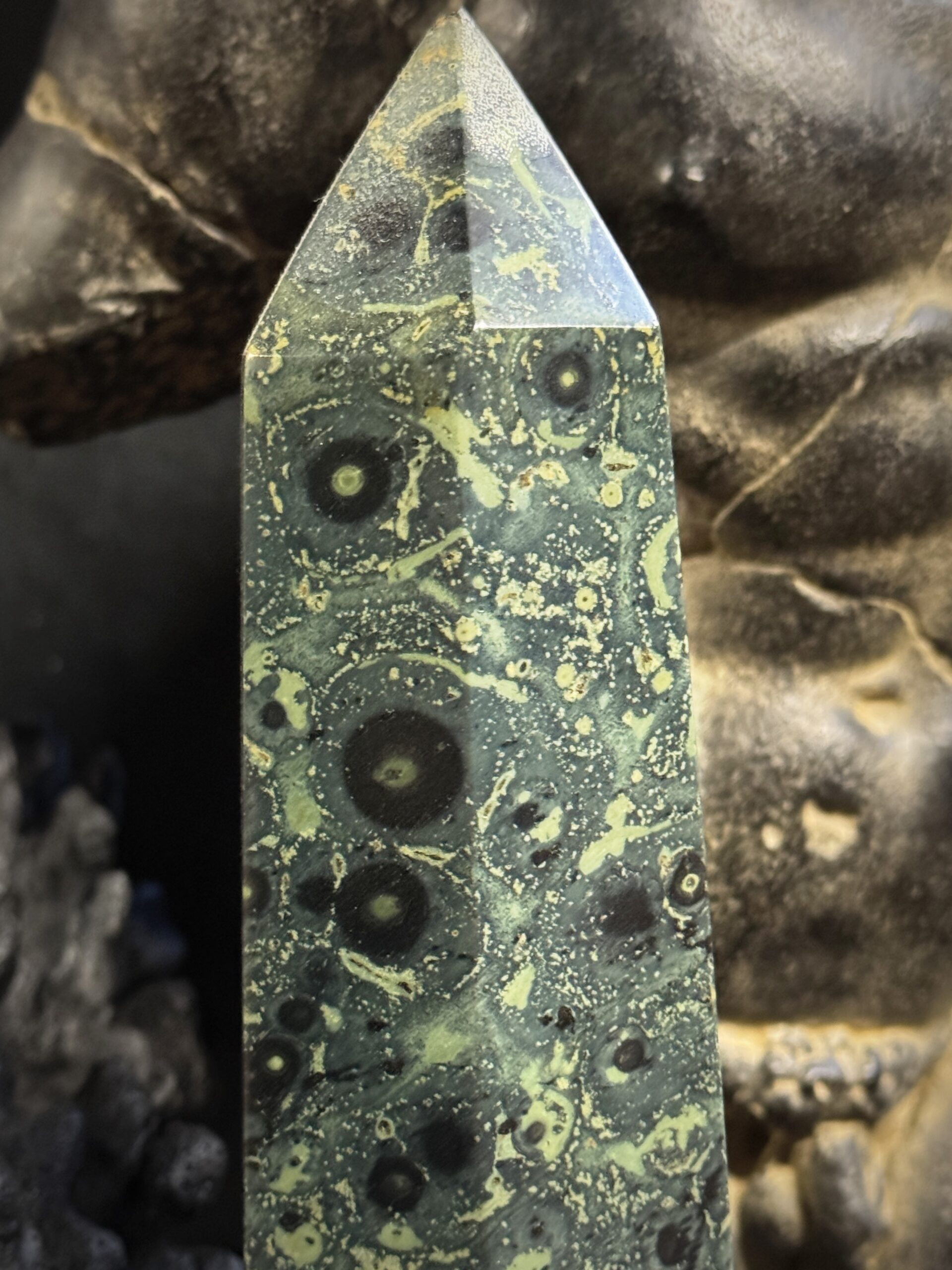 Natuurstenen obelisk Natuurstenen obelisk