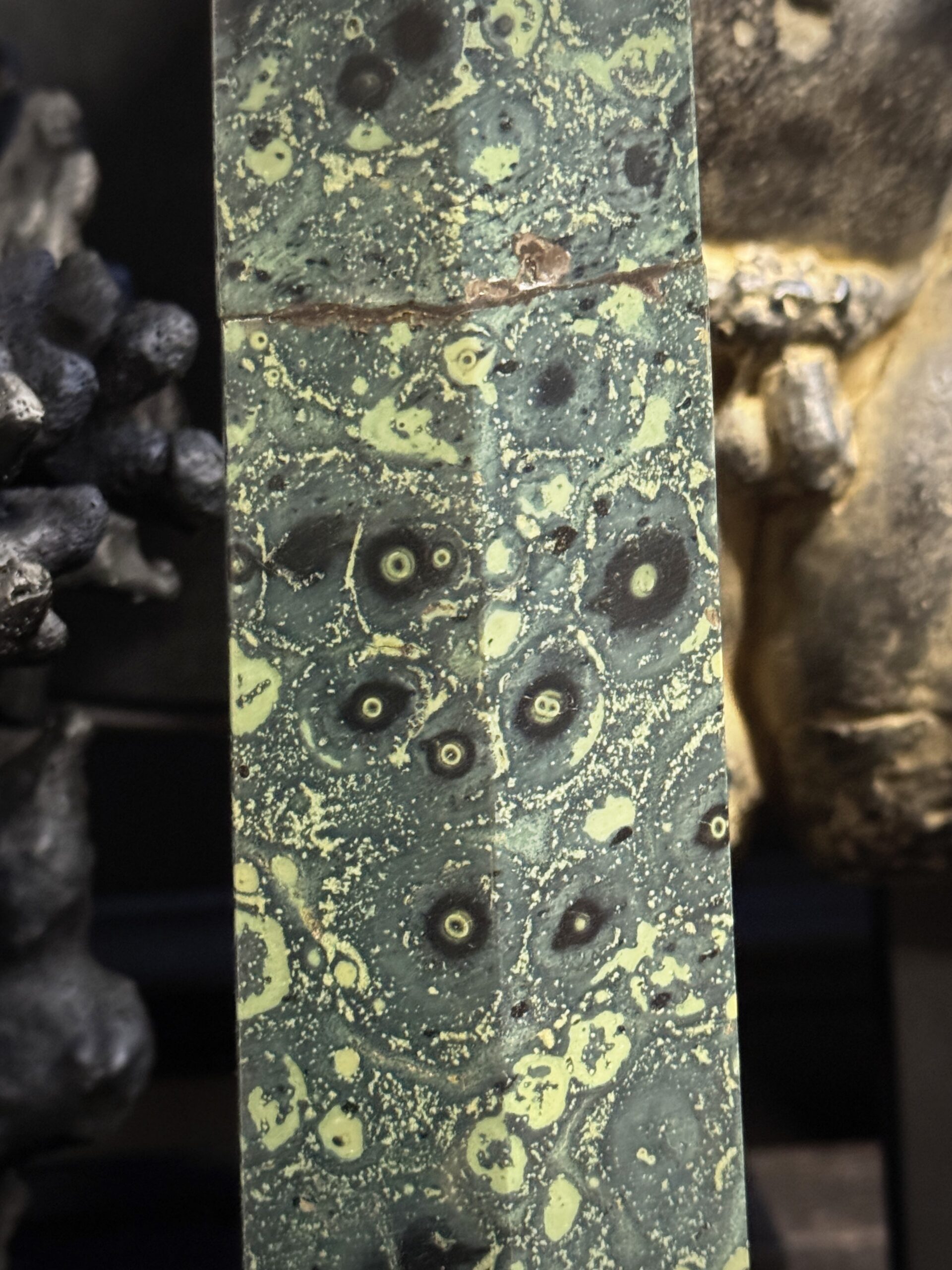 Natuurstenen obelisk Natuurstenen obelisk