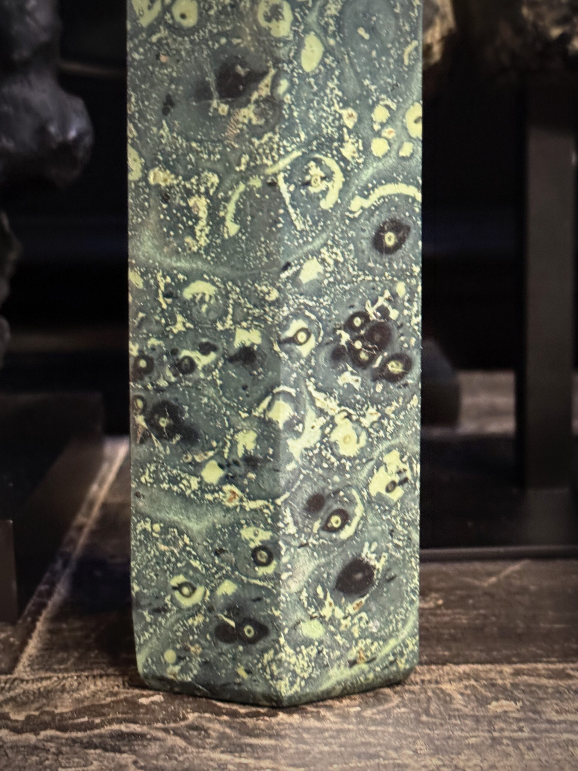 Natuurstenen obelisk Natuurstenen obelisk