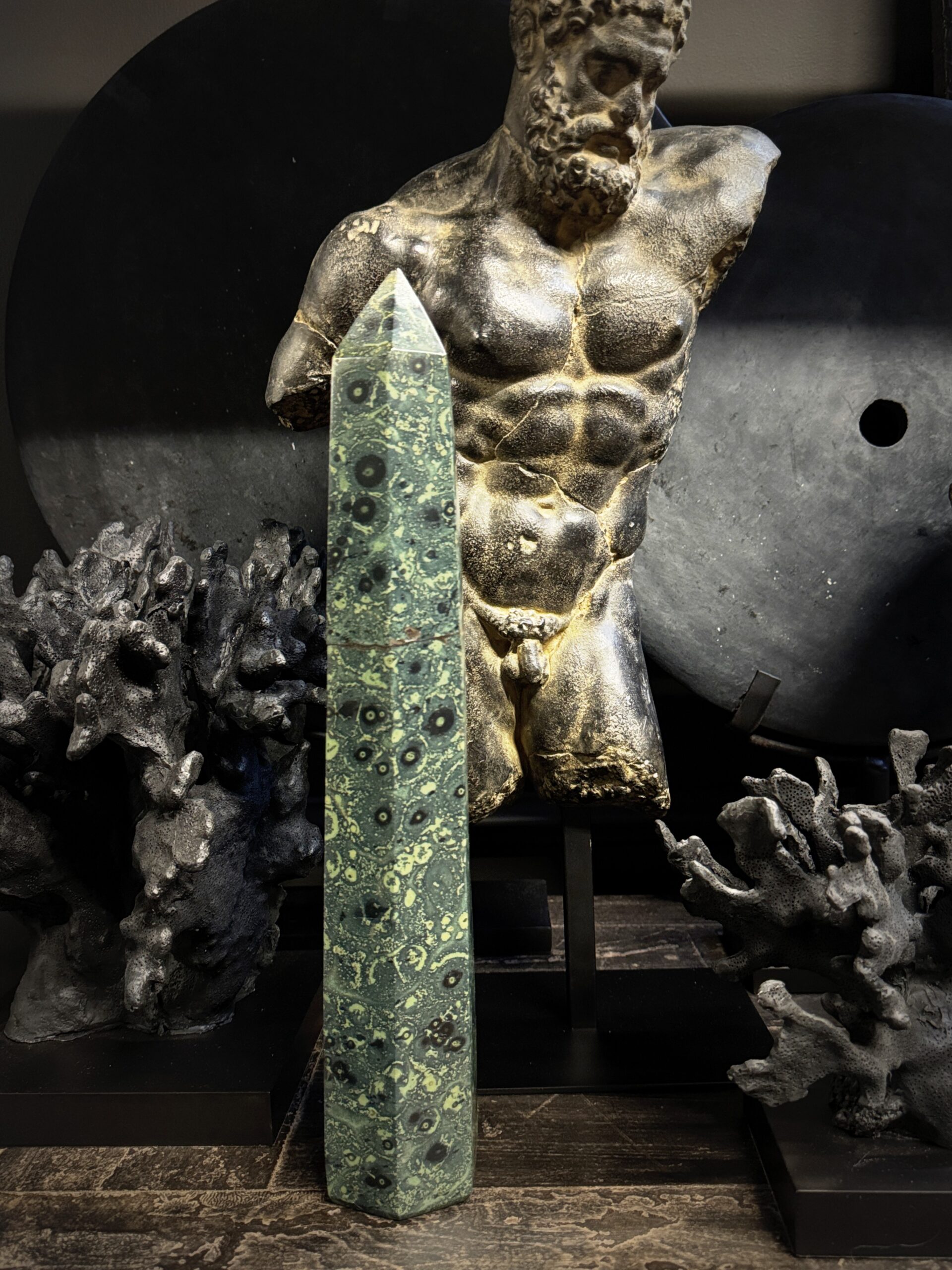 Natuurstenen obelisk Natuurstenen obelisk