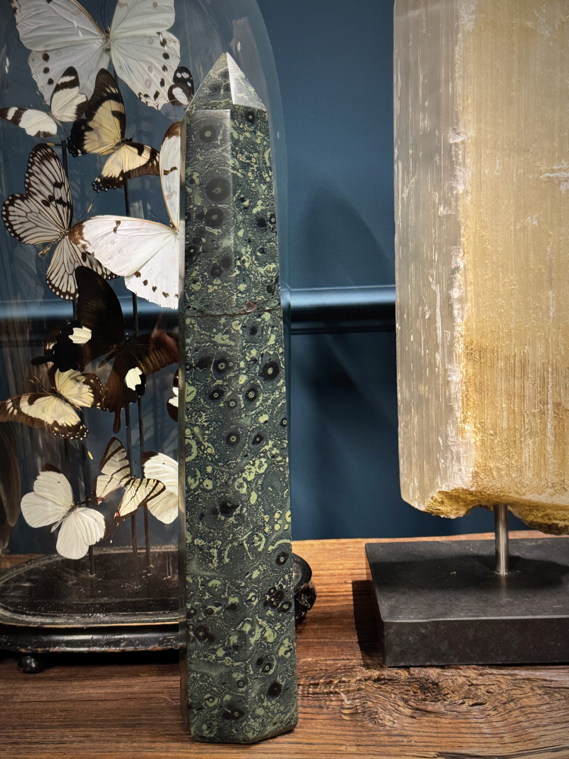 Natuurstenen obelisk Natuurstenen obelisk