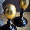 Gouden eieren op sokkel