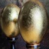 Gouden eieren op sokkel