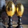 Gouden eieren op sokkel