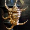 Gouden schelp op marmeren sokkel