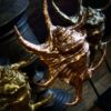 Gouden schelp op marmeren sokkel Gouden schelp op marmeren sokkel