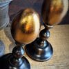 Gouden eieren op sokkel Gouden eieren op sokkel
