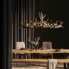 Luxe interieur met geweilamp