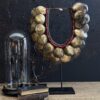 Schelpen ketting op standaard