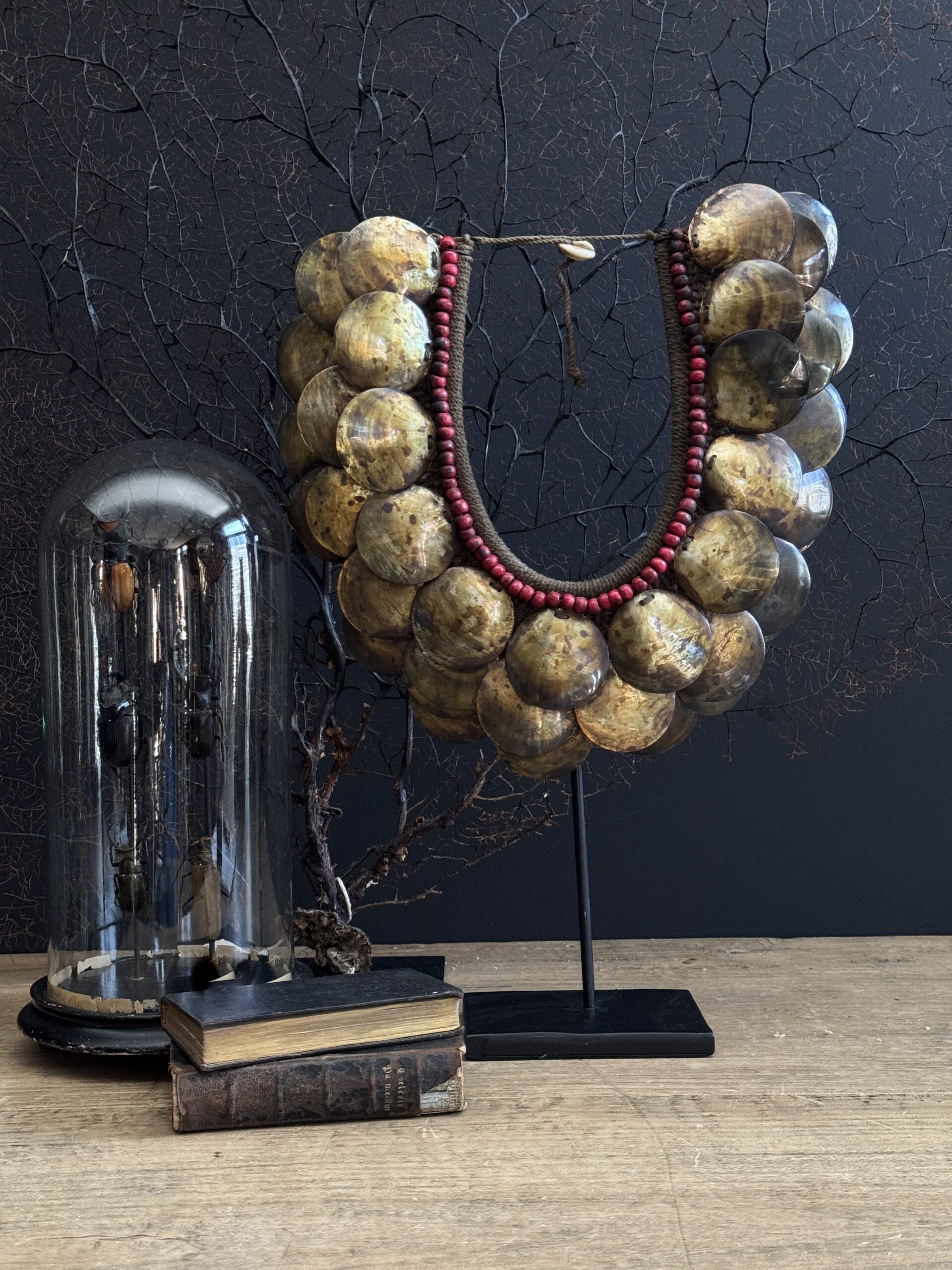 Schelpen ketting op standaard