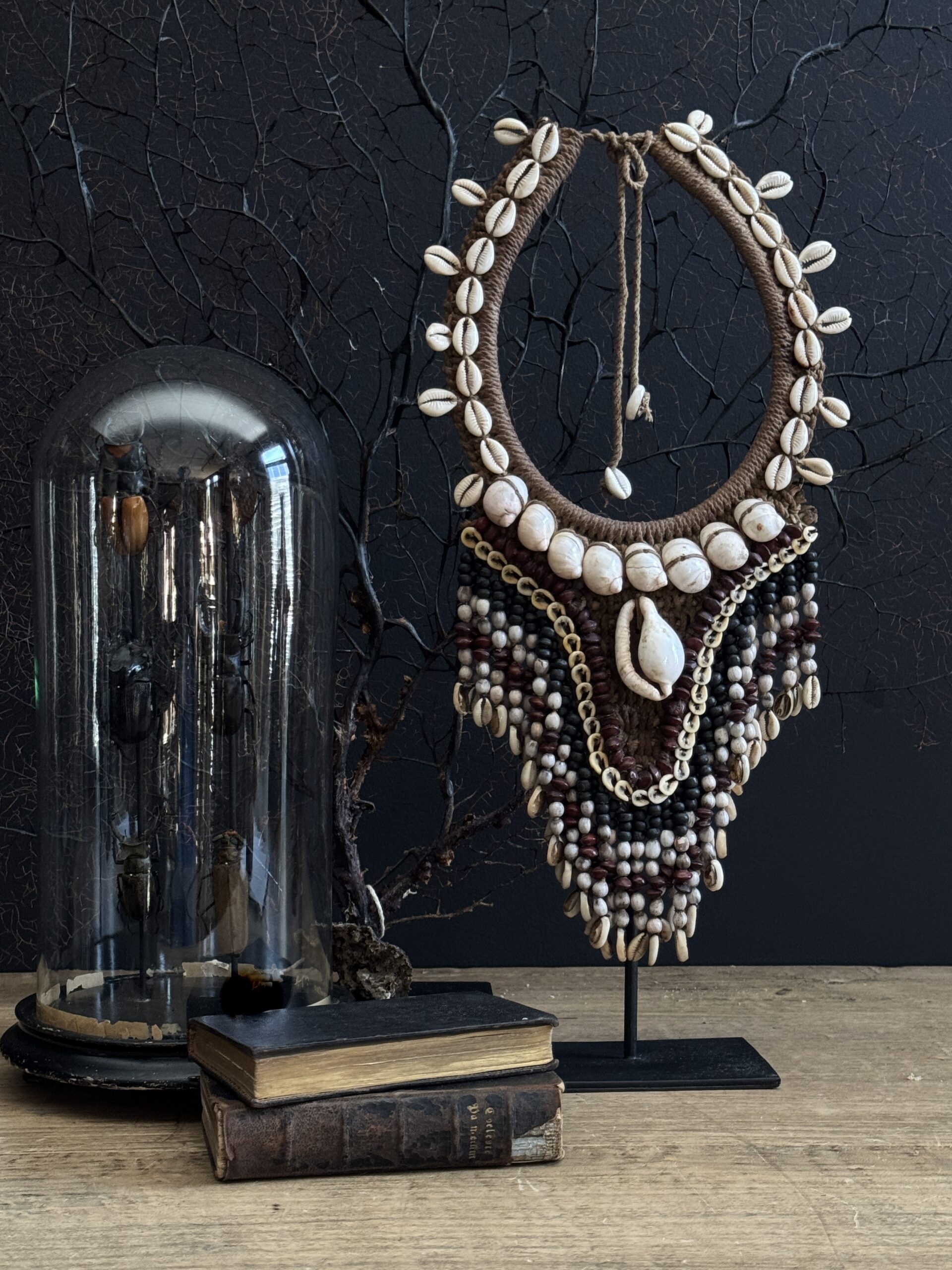 Schelpen ketting op standaard
