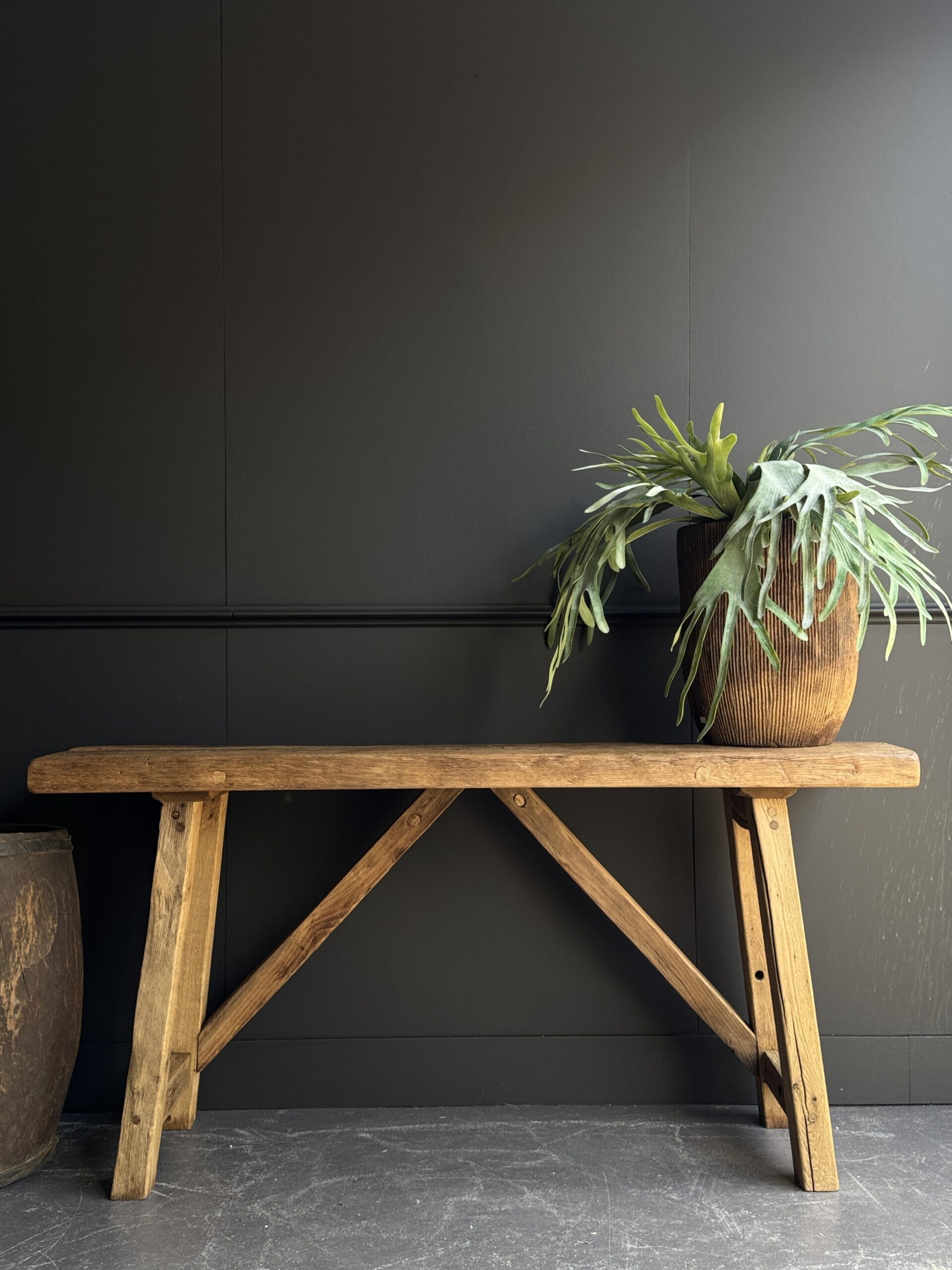 Sidetable van 200 jaar oud eiken