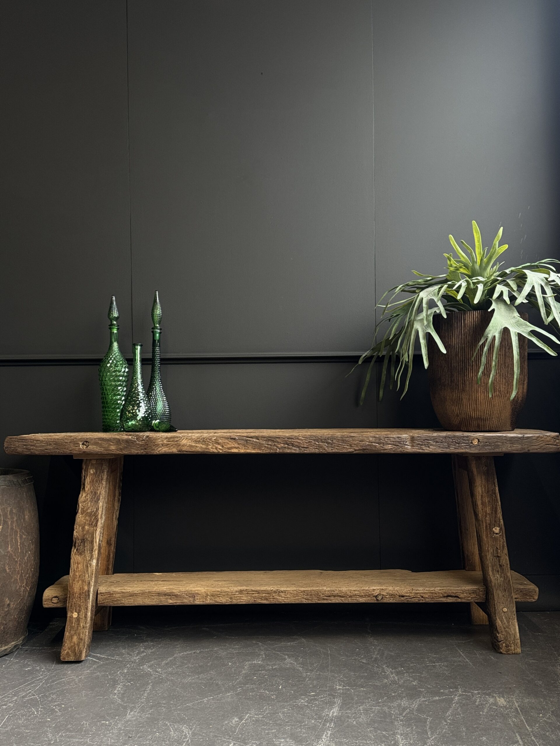 Sidetable van 200 jaar oud eiken