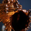 Oranje gouden schelp op sokkel
