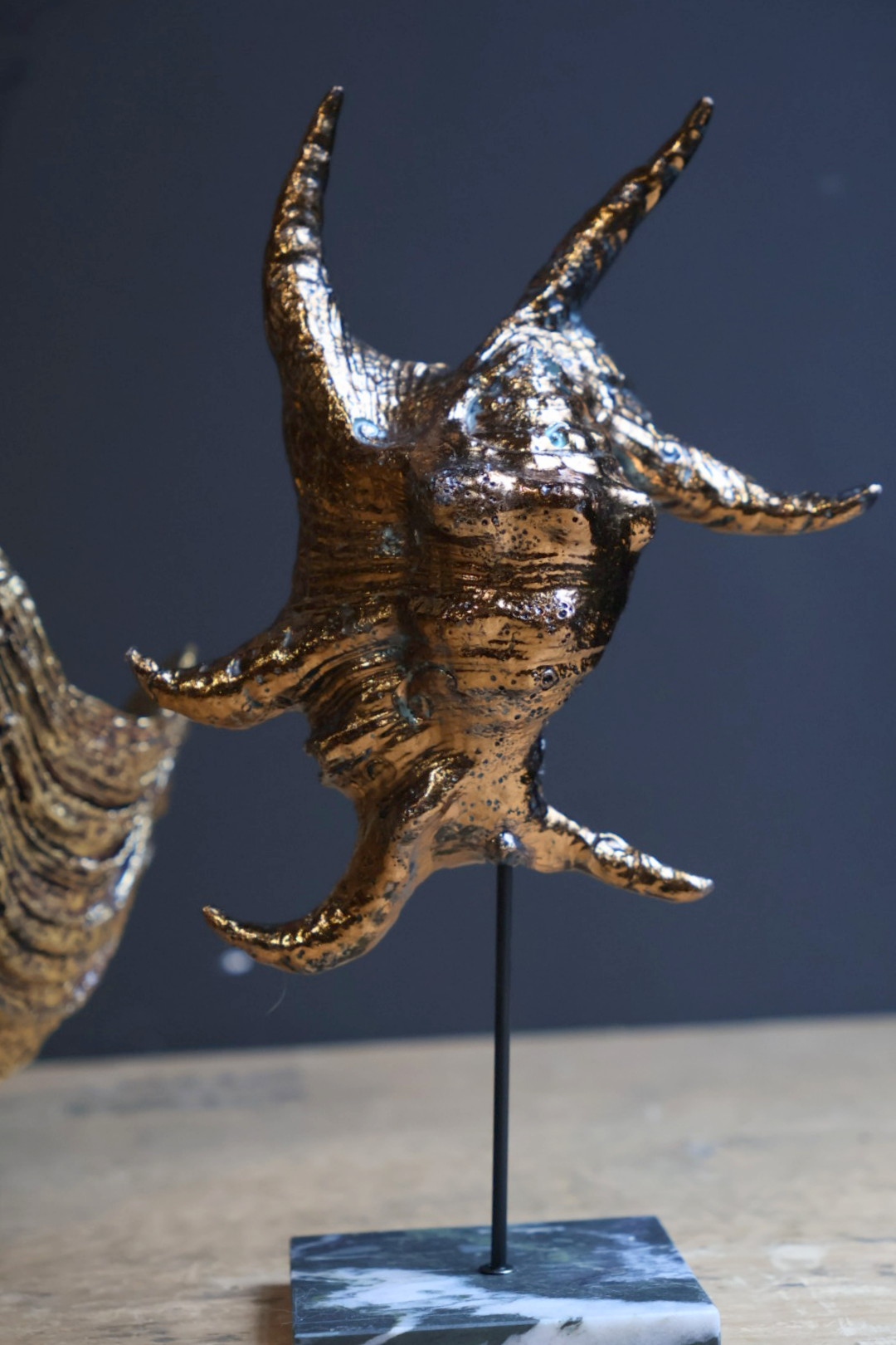 Bronze schelp op marmeren sokkel