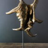Oud bronze schelp op marmeren sokkel Oud bronze schelp op marmeren sokkel