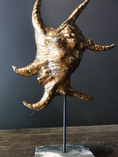 Bronze schelp op marmeren sokkel