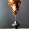 Oranje gouden schelp op sokkel
