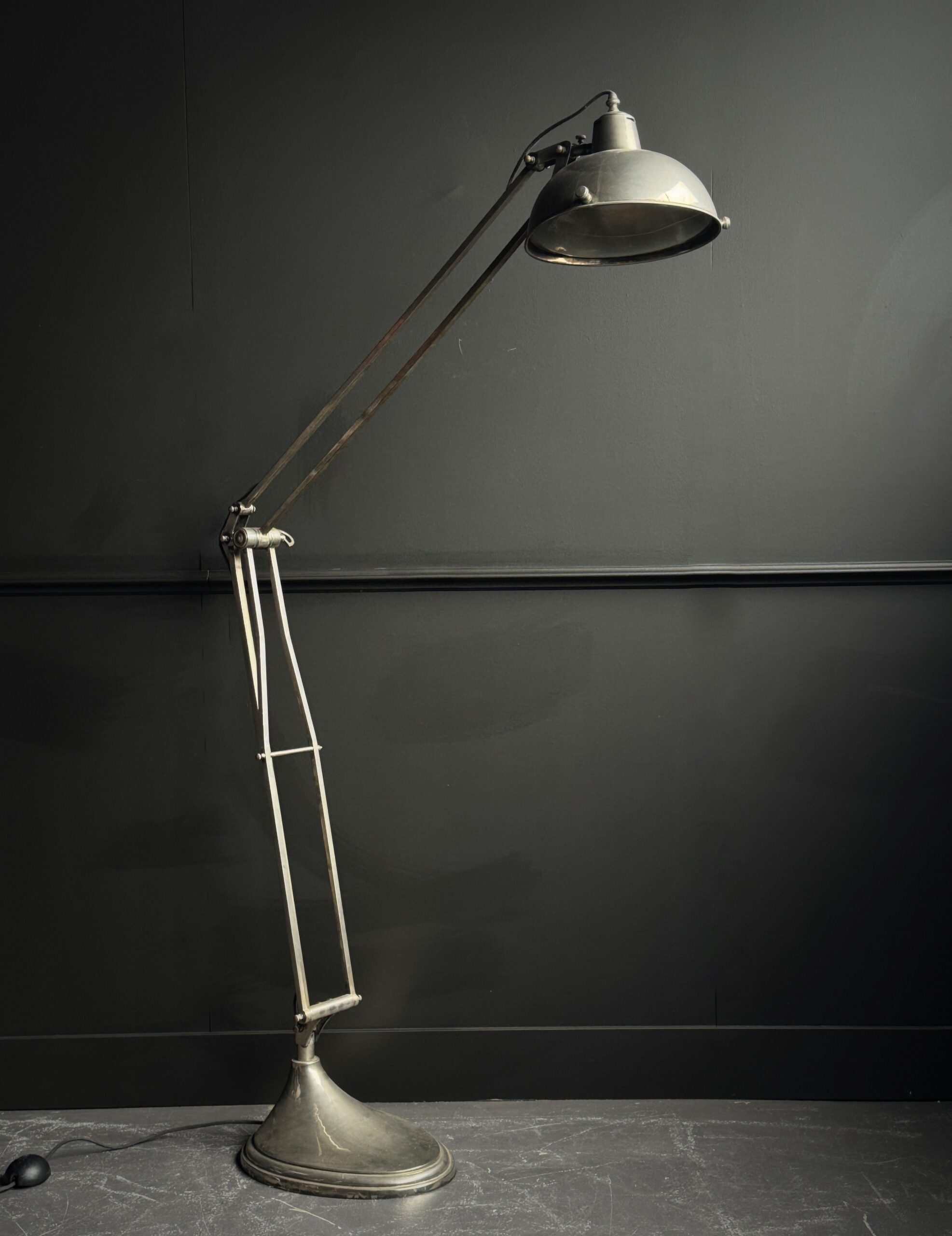Vintage vloerlamp in antiek zilver