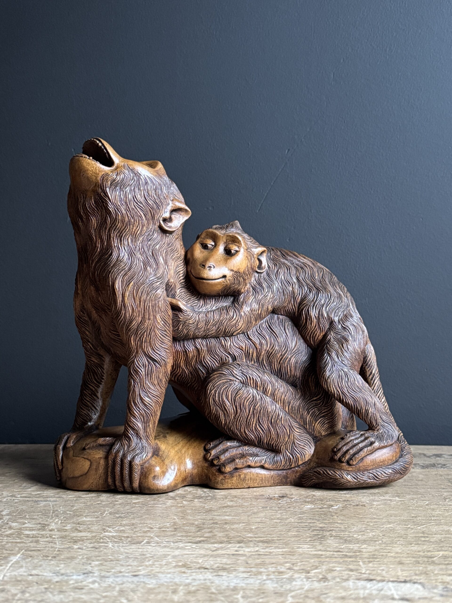 houtsnijwerk aap met jong