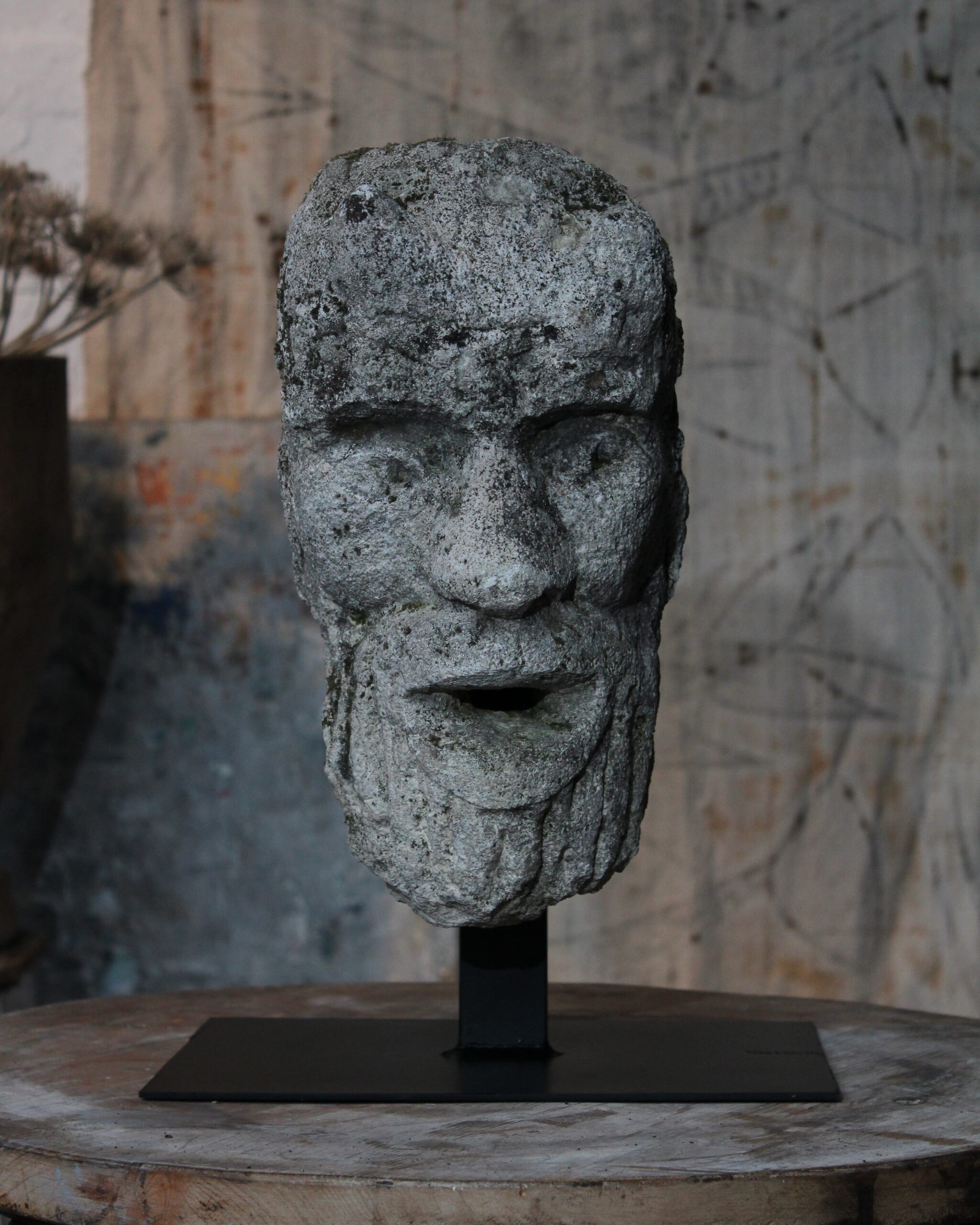 Oud stenen beeld Oud stenen beeld