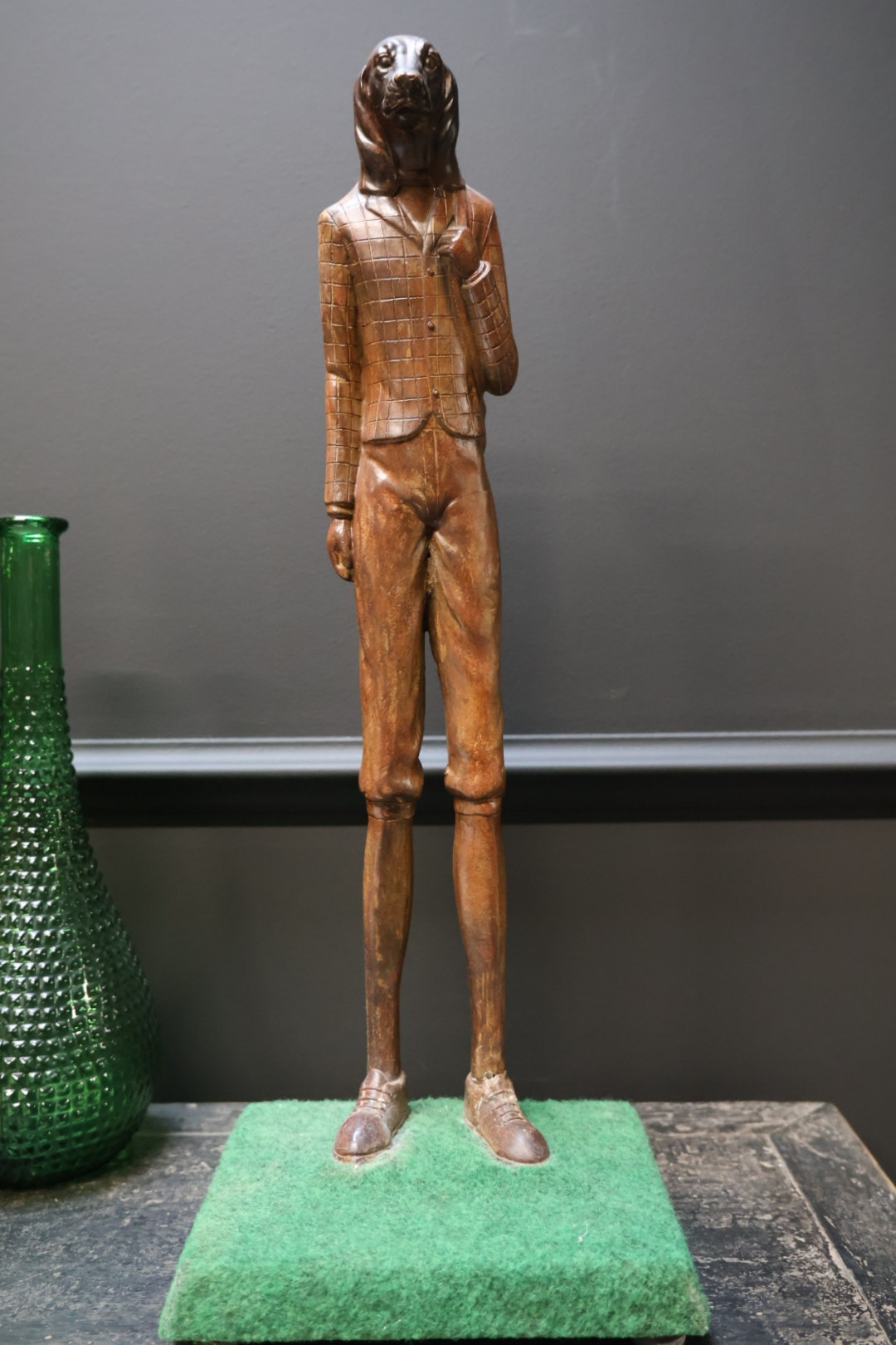 Beeld hond als golfer Beeld hond als golfer