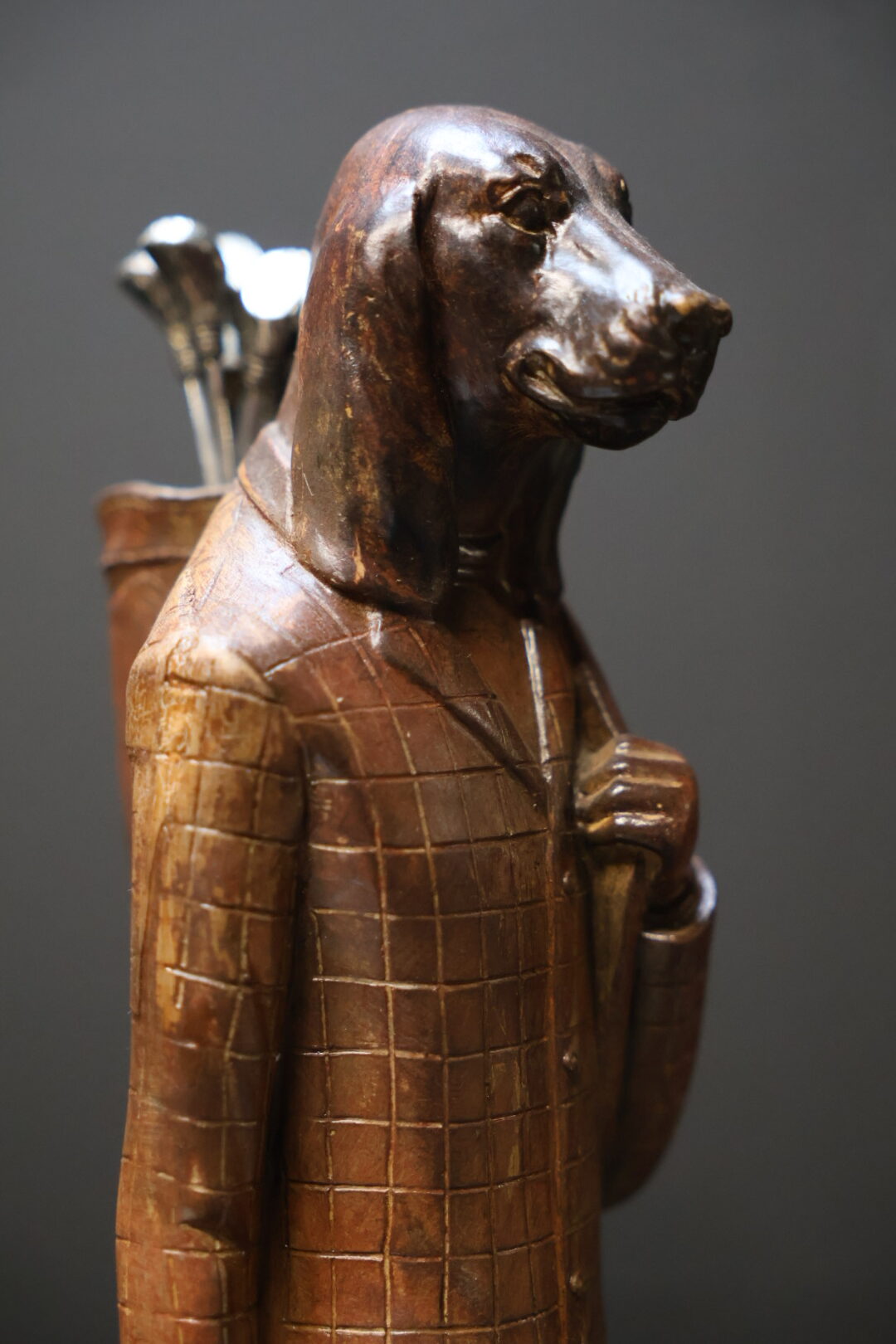 Beeld hond als golfer Beeld hond als golfer