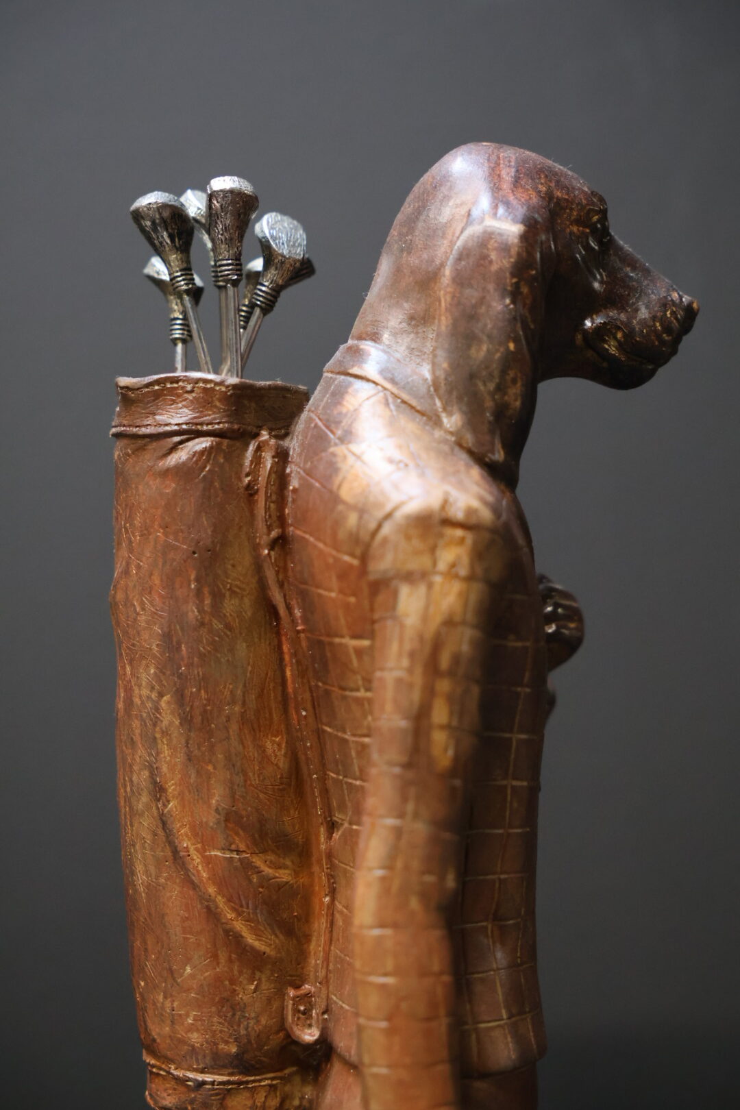 Beeld hond als golfer Beeld hond als golfer