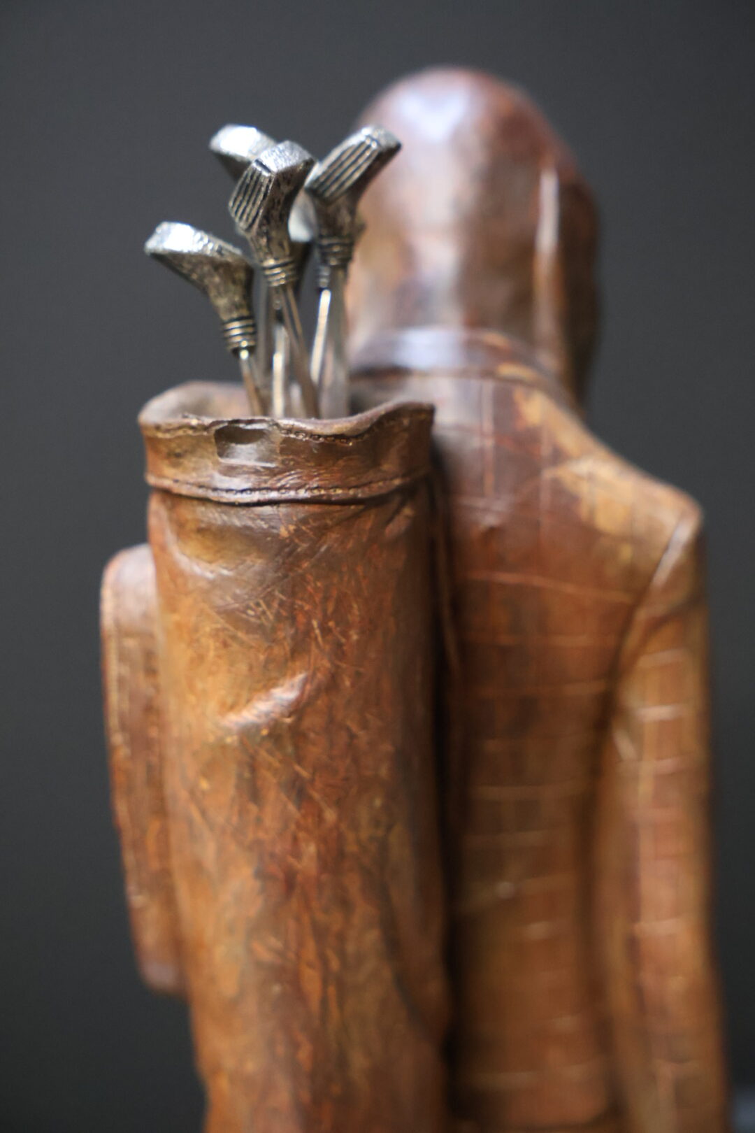 Beeld hond als golfer Beeld hond als golfer