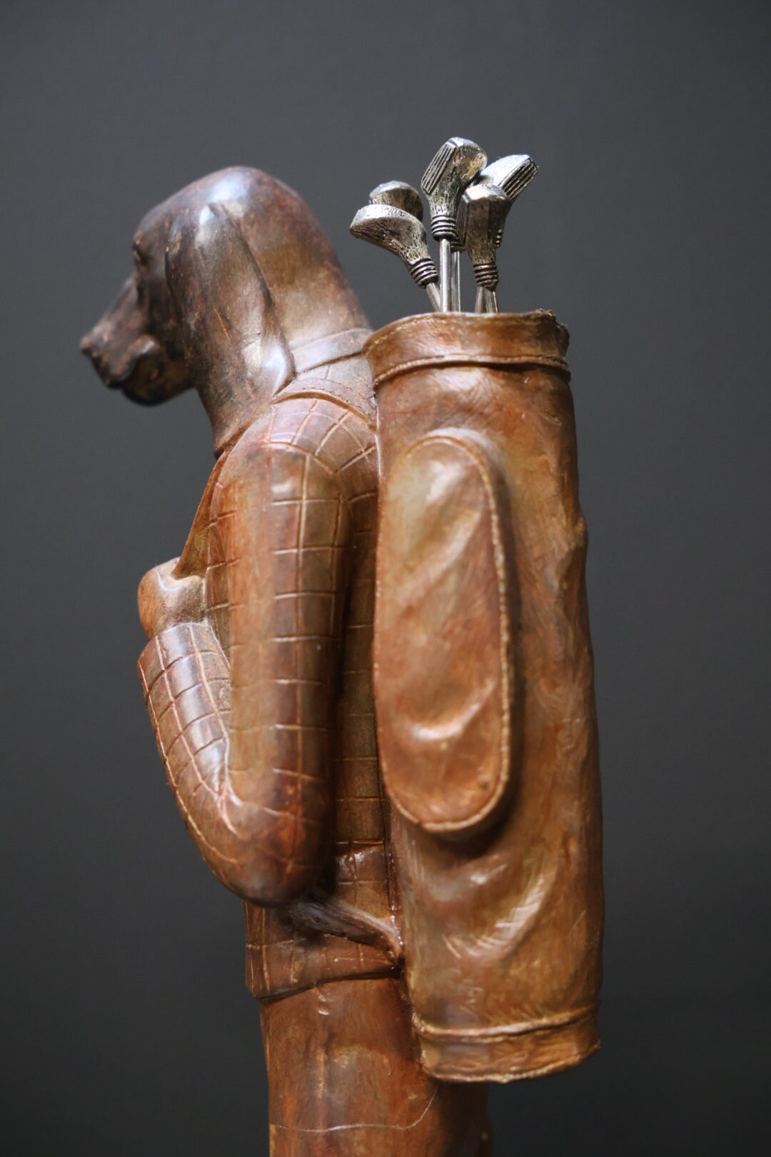 Beeld hond als golfer Beeld hond als golfer