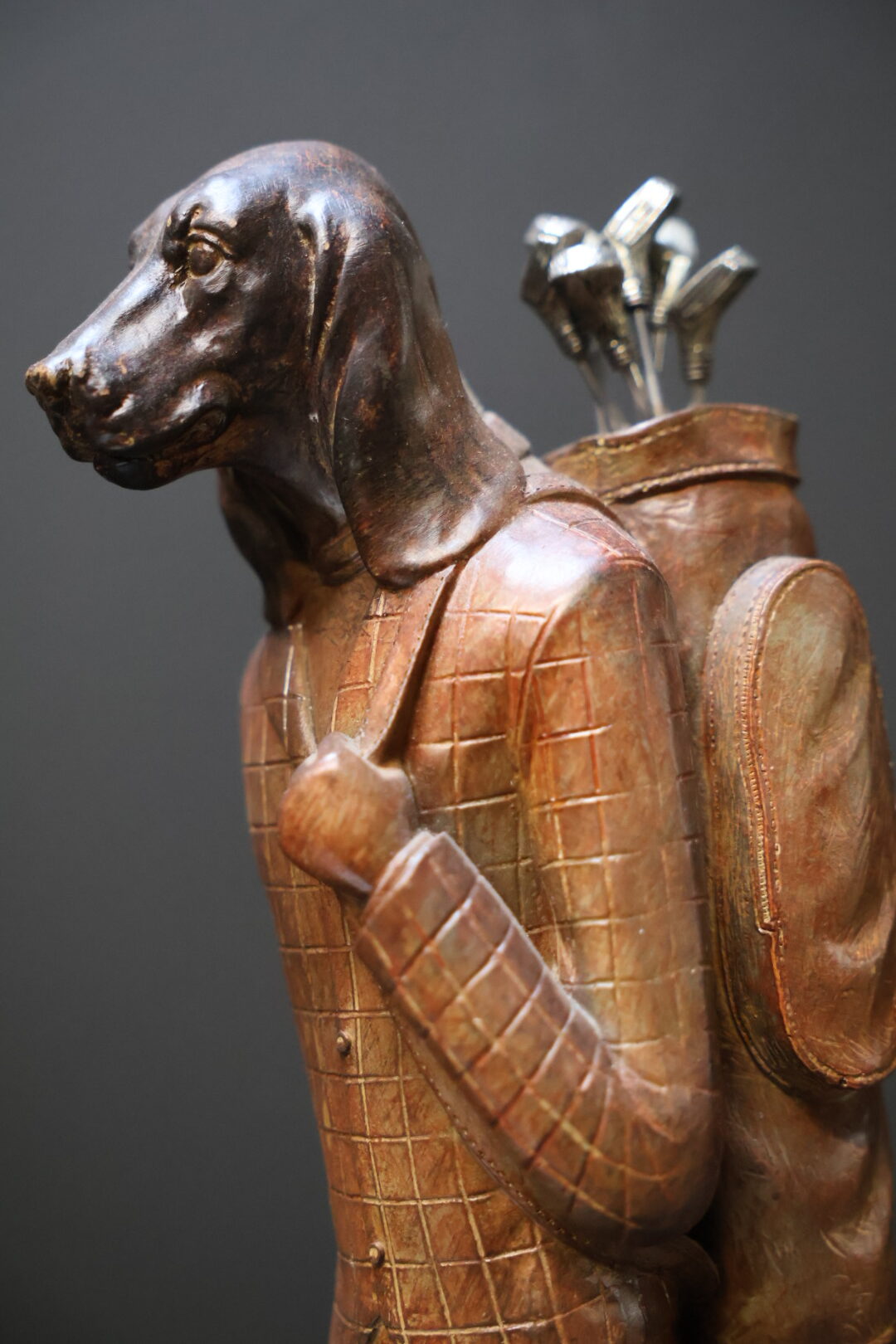 Beeld hond als golfer Beeld hond als golfer